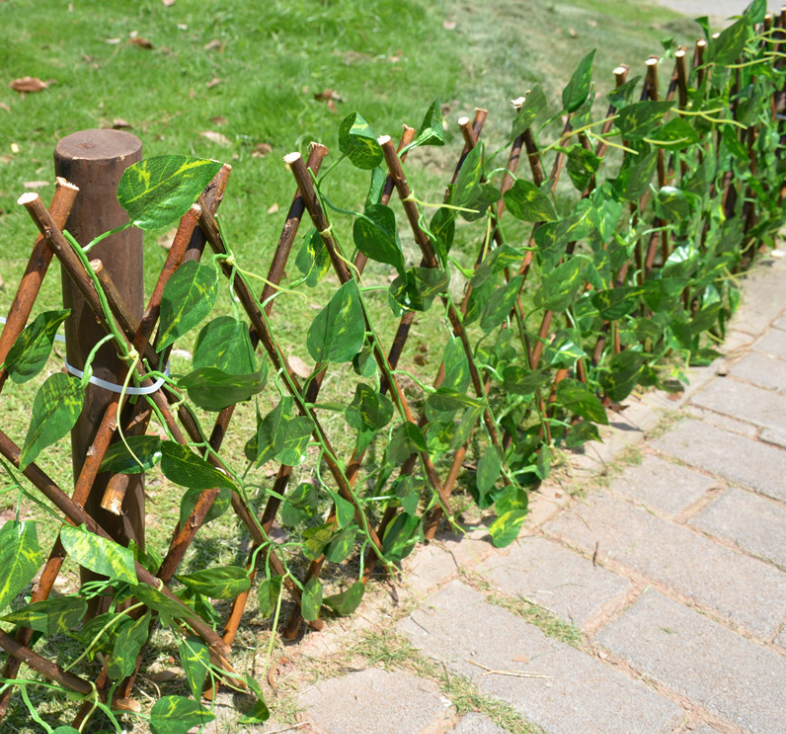 Künstlicher Gartenzaun mit Efeu – Flexibler Sichtschutz für Balkon und Terrasse
