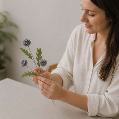 Künstliches Blumenarrangement mit Chrysanthemen & Eukalyptus